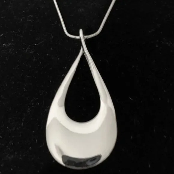 Bay to Baubles (Stitchfix) Necklace Silver Tone Teardrop Pendant NWT Perfect - Picture 1 of 5